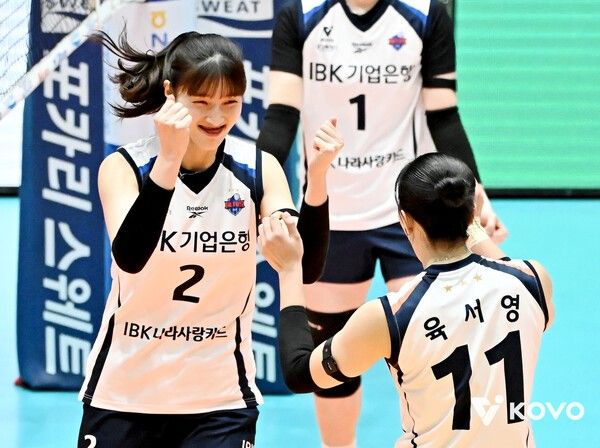 27일 여수진남체육관에서 치러진 현대건설과의 2025 여수·NH농협컵 프로배구대회 여자부 준결승전에서 IBK기업은행의 이주아(왼쪽)와 육서영이 득점 후 기뻐하고 있다. /사진=한국배구연맹