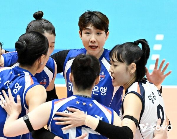 28일 여수진남체육관에서 치러진 한국도로공사와의 2025 여수·NH농협컵 프로배구대회 여자부 결승전에서 IBK기업은행 선수단이 득점 후 기뻐하고 있다. /사진=한국배구연맹