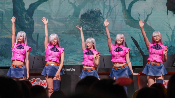 지난 27일 넷마블이 일본 ‘도쿄게임쇼 2025’ 자사 부스에서 '일곱 개의 대죄: Origin' 성우 스페셜 토크쇼, 스트리머 스페셜 매치 등 다채로운 무대 프로그램을 선보이며 현지 관람객들의 뜨거운 호응을 얻었다.(▲성우 토크쇼 중 이뤄진 엘리자베스(원작 여주) 코스프레쇼). /사진=넷마블