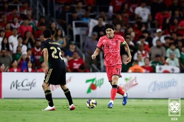 10일(한국시간) 미국 네슈빌 테네시에 위치한 지오디스 파크에서 치러지는 멕시코와 A매치 친선경기에서 한국의 김민재가 주장 완장을 차고 그라운드를 누비고 있다. /사진=대한축구협회