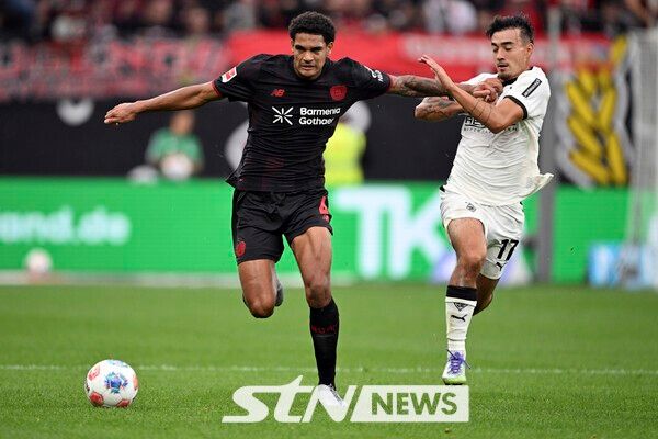 묀헨글라트바흐의 옌스 카스트로프(오른쪽)가 21일(현지 시간) 독일 레버쿠젠 바이아레나에서 열린 2025-26 분데스리가 4라운드 바이엘04 레버쿠젠과 경기 중 공을 다투고 있다. 카스트로프는 분데스리가 선발 데뷔전으로 72분을 소화했으며 팀은 1-1로 비겼다. /사진=뉴시스(AP)