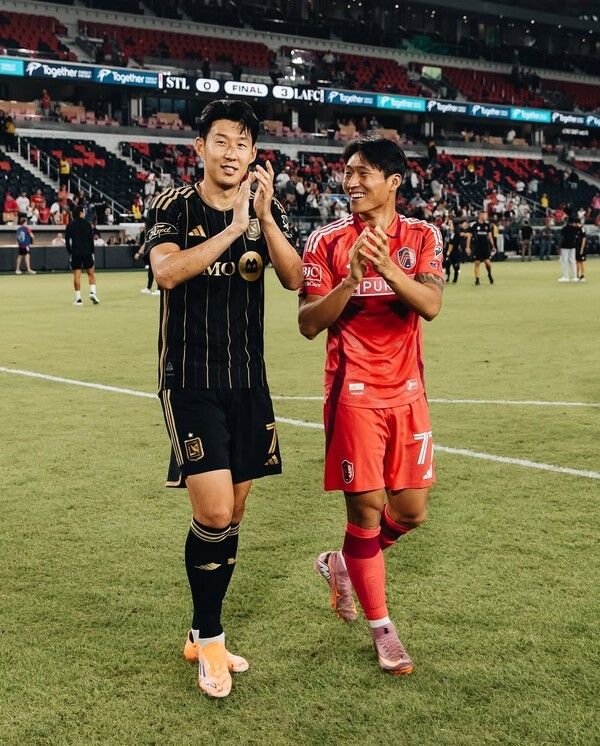 28일 미국 세인트루이스에 위치한 시티 파크에서 2025시즌 미국 메이저리그 사커(MLS) 서부 컨퍼런스 32라운드 경기 후 로스엔젤레스FC(LAFC) 손흥민과 세인트루이스 정상빈이 사진 촬영 중이다. /사진=로스엔젤레스FC(LAFC)