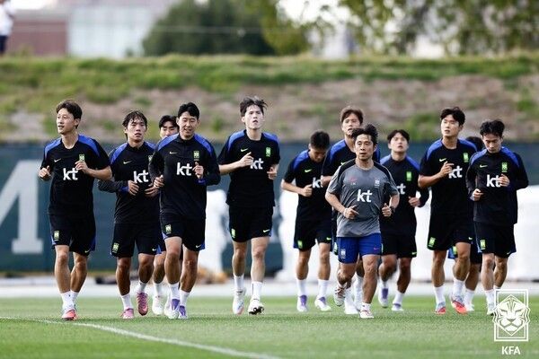 선두에서 선수단을 이끄는 손흥민(사진 중앙). /사진=KFA