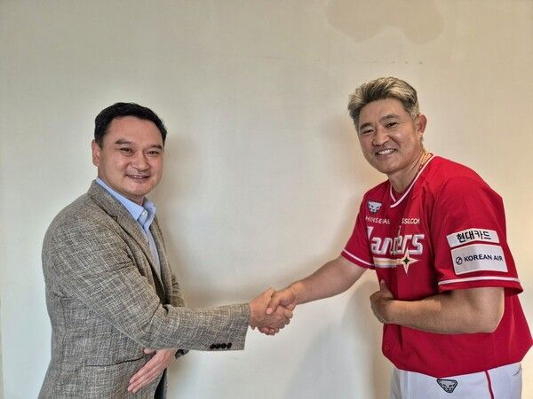 재계약 직후 SSG 랜더스 김재섭 대표이사(좌측)와 이숭용 감독(우측). /사진=SSG 랜더스