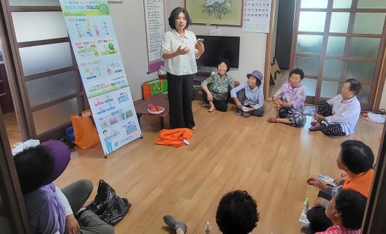 나주시보건소의 다발생 위험이 높은 마을 경로당 방문 진드기 매개 감염병 예방교육. /사진=나주보건소