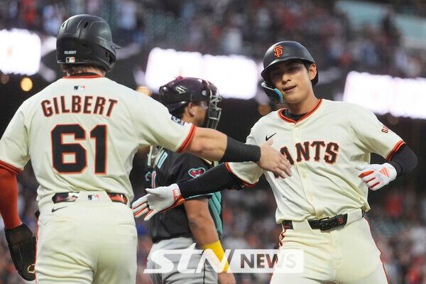 샌프란시스코 자이언츠의 이정후(오른쪽)가 8일(현지 시간) 미 캘리포니아주 샌프란시스코 오라클파크에서 열린 2025 메이저리그 애리조나 다이아몬드백스와의 경기 2회 말 2점 홈런(시즌 8호)을 친 후 홈에 들어오고 있다. /사진=뉴시스(AP)