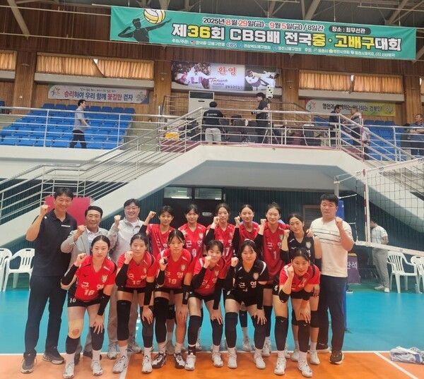 ‘제36회 CBS배 전국중고배구대회’ 우승팀 전주근영여고 단체. /사진=전북체육회