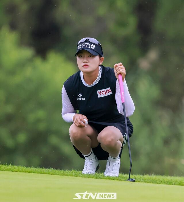 4일 경기도 이천시에 위치한 블랙스톤 이천(파 72)에서 한국여자프로골프(KLPGA) 투어 KB금융 챔피언십 1라운드 공동 2위로 마친 노승희가 퍼트 거리를 보고 있다. /사진(이천)=손진현 기자