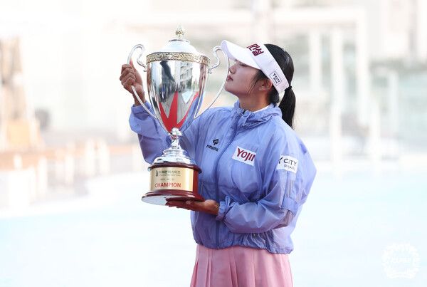 22일 경기 안산시 대부도에 위치한 더헤븐CC에서 진행된 '2025시즌 한국여자프로골프(KLPGA)투어 '더헤븐 마스터즈(총상금 10억 원)' 우승을 차지한 노승희가 포즈를 취하고 있다. 사진┃KLPGA