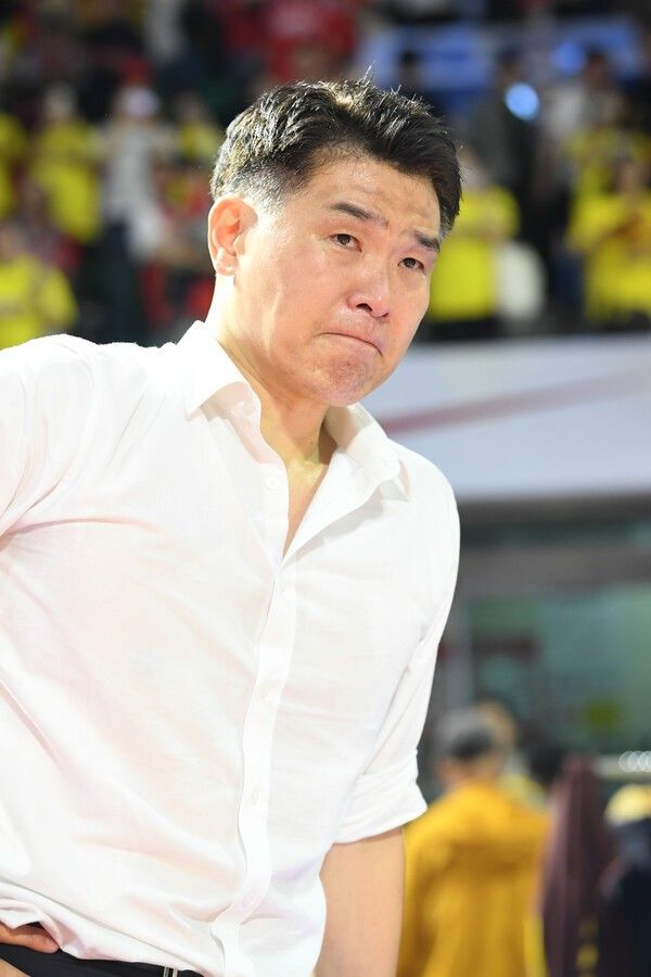 2024-25시즌 창원 LG의 첫 우승을 견인한 뒤 눈물을 쏟는 조상현 감독. /사진=KBL