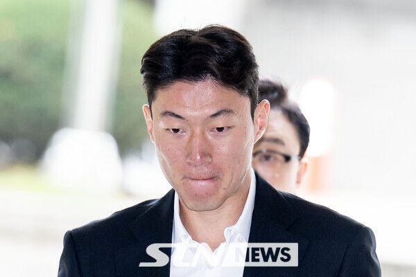 황의조가 지난 2024년 10월 서울 서초구 서울중앙지법에서 열린 불법촬영 등 혐의 1심 1차공판에 출석하고 있다. 사진┃뉴시스/공동취재단