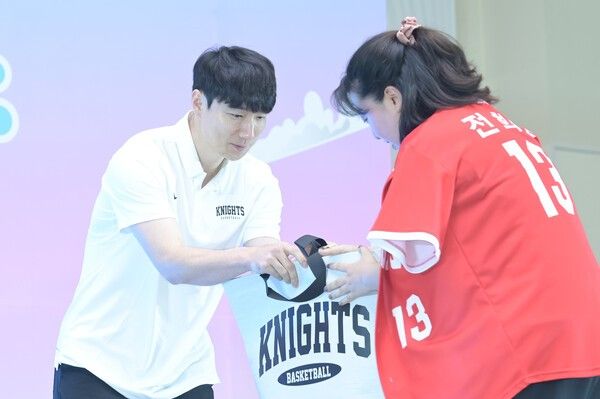 서울 SK로 새롭게 합류한 김낙현이 페스티벌에서 팬에게 선물을 받고 있다. /사진=KBL