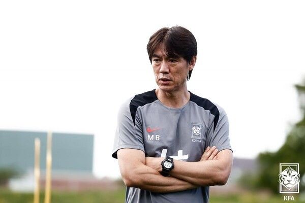 훈련을 지켜보는 축구 국가대표팀 홍명보 감독. /사진=KFA
