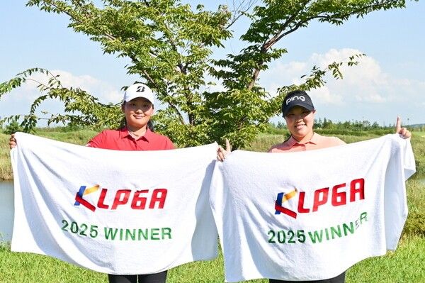 지난 1일(월)부터 5일(금)까지 전라북도 군산시에 위치한 군산 컨트리클럽(파72)의 토너먼트 아웃(OUT), 토너먼트 인(IN) 코스에서 열린 ‘KLPGA-삼천리 투게더(Together) 꿈나무대회 2025’ 중등부 우승자 이다경(왼쪽)과 고등부 우승자 박서진(오른쪽) 포즈를 취하고 있다. /사진=KLPGA