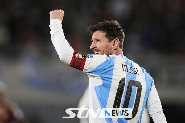 아르헨티나 국가대표 공격수 리오넬 메시가 5일(한국 시간) 아르헨티나 부에노스 아이레스의 에스타디오 마스 모누멘탈에서 열린 2026 국제축구연맹(FIFA) 북중미 월드컵 남미예선 17차전 베네수엘라와의 경기에서 득점 이후 감정적인 표정으로 팔을 들어올리고 있다. /사진=뉴시스(AP)