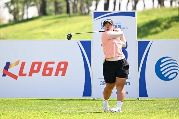 지난 1일(월)부터 5일(금)까지 전라북도 군산시에 위치한 군산 컨트리클럽(파72)의 토너먼트 아웃(OUT), 토너먼트 인(IN) 코스에서 열린 ‘KLPGA-삼천리 투게더(Together) 꿈나무대회 2025’ 고등부 우승을 차지한 박서진이 드라이브 샷을 날리고 있다. /사진=KLPGA