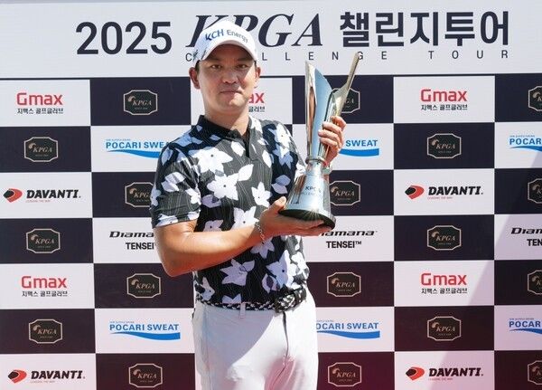 5일 충남 태안 소재 솔라고CC 라고 코스(파71)에서 열린 2025시즌 한국프로골프(KPGA) 챌린지투어 17회 대회(총상금 1억 원)’에서 우승을 차지한 케빈 전이 우승컵을 들고 포즈를 취하고 있다. /사진=KPGA