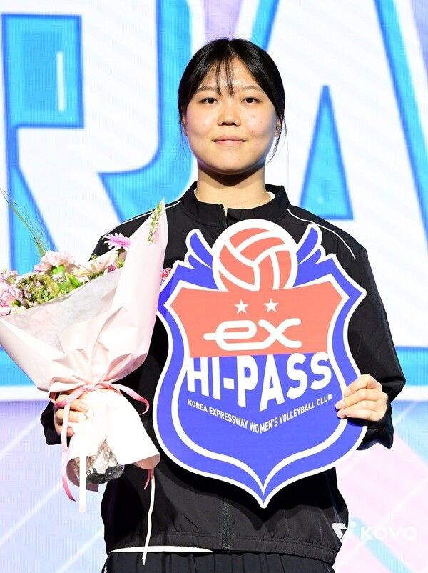 2025-26시즌 한국배구연맹(KOVO) 여자 신인선수 드래프트 전체 1순위로 한국도로공사 유니폼을 입게 된 중앙여고 이지윤. /사진=KOVO