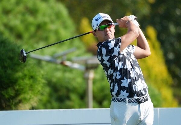 5일 충남 태안 소재 솔라고CC 라고 코스(파71)에서 열린 2025시즌 한국프로골프(KPGA) 챌린지투어 17회 대회(총상금 1억 원)’에서 우승을 차지한 케빈 전이 드라이버 샷을 날리고 있다. /사진=KPGA