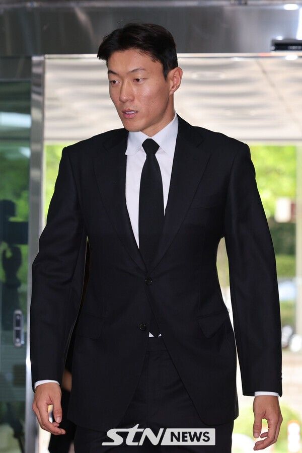 황의조가 4일 오후 서울 서초구 서울중앙지방법원에서 열린 불법촬영 등 혐의 항소심 선고기일에 출석하고 있다. /사진=뉴시스