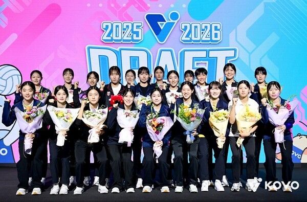 2025-26시즌 한국배구연맹(KOVO) 여자 신인선수 드래프트에서 지명된 선수들의 단체사진. /사진=KOVO