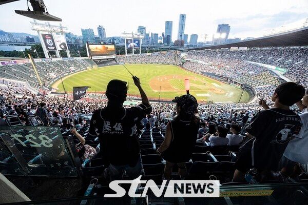한국 프로야구 KBO리그 관중 수가 2년 연속 1천만명 기록한 가운데 24일 서울 송파구 잠실야구장에서 열린 프로야구 '2025 신한 SOL 뱅크 KBO리그' KT 위즈와 두산 베어스의 경기에서 관중들이 열띤 응원을 펼치고 있다. /사진=뉴시스