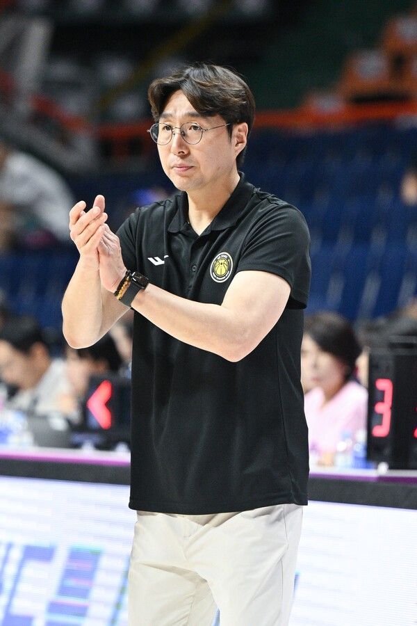 KB스타즈 김완수 감독. /사진=WKBL