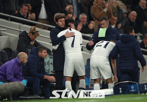 2019년 토트넘 홋스퍼 감독 시절 손흥민을 다독이는 마우리시오 포체티노 감독. /사진=뉴시스(AP)