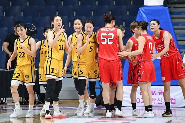강이슬과 KB스타즈 선수들. /사진=WKBL