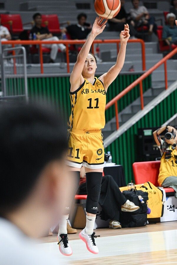 경기 중 외곽슛을 던지는 KB스타즈 강이슬. /사진=WKBL