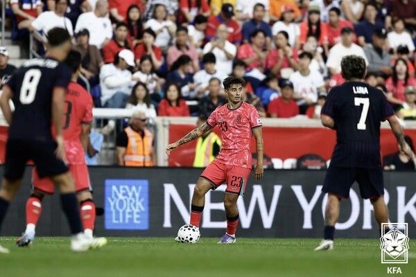 7일(한국시간) 미국 뉴저지에 위치한 포츠 일러스트레이티드 스타디움에서 치러진 미국과의 A매치 친선경기에서 한국의 옌스 카스트로프가 패스를 시도하고 있다./사진=대한축구협회