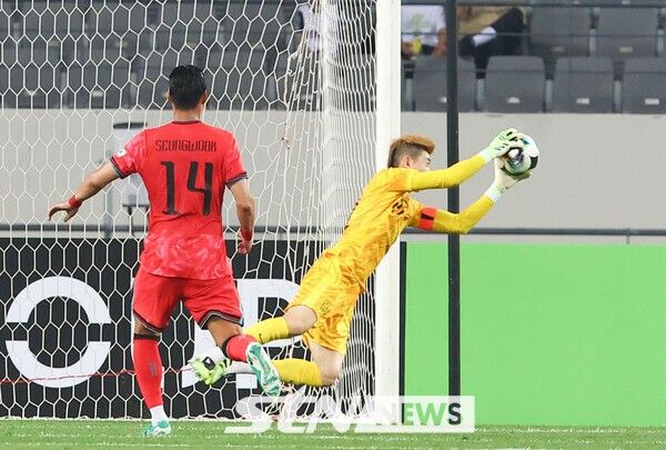 공을 잡아내는 축구 대표팀 조현우 골키퍼. /사진=뉴시스