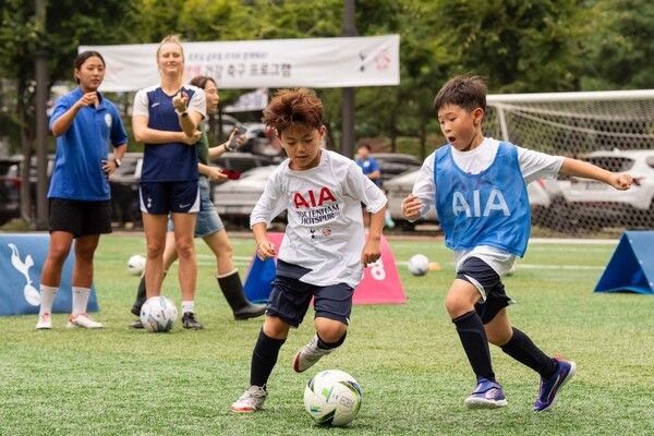 ​잉글랜드 프리미어리그(EPL) 토트넘 홋스퍼 글로벌 풋볼 디벨롭먼트 코치진과 함께한 행사에 참가한 아이들이기념사진을 촬영하고 있다. /사진=AIA생명잉글랜드 프리미어리그(EPL) 토트넘 홋스퍼 글로벌 풋볼 디벨롭먼트 코치진들이 기량 훈련을 하고 있는 아이들을 바라보며 이야기를 나누고 있다. /사진=AIA생명