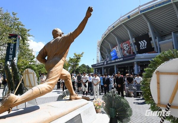 부산 사직야구장 앞 故 최동원 선수 동상. /사진=롯데 자이언츠