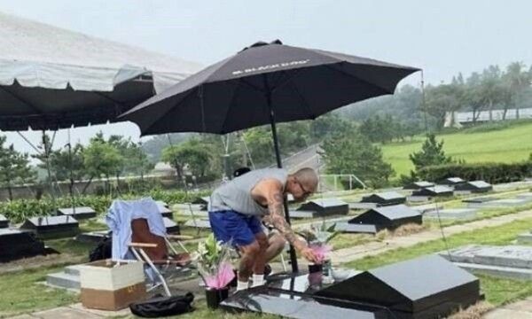 아내인 대만 배우 쉬시 위안(徐熙媛·서희원)의 묘를 지키고 있는 구준엽 모습. /사진=커뮤니티 갈무리