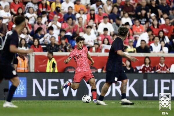 7일(한국시간) 미국 뉴저지에 위치한 포츠 일러스트레이티드 스타디움에서 치러진 미국과의 A매치 친선경기에서 한국의 옌스 카스트로프가 패스를 시도하고 있다./사진=대한축구협회