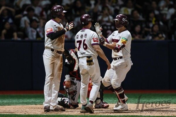 임지열의 홈런 후 끼뻐하는 키움 히어로즈 선수들. /사진=키움히어로즈