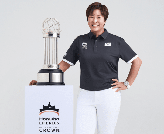 3일 미국 여자프로골프협회(LPGA)가 주관하고 한화의 금융계열사 공동브랜드인 ‘LIFEPLUS(라이프플러스)’가 후원하는 2025 한화 라이프플러스 인터내셔널 크라운이 개막을 50여일 앞두고 한국 여자골프의 살아있는 전설인 박세리를 공식 앰배서더로 위촉했다.(▲한화 라이프플러스 인터내셔널 크라운 우승 트로피와 함께 포즈를 취한 박세리 앰배서더). /사진=한화&nbsp;LIFEPLUS