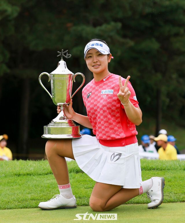 7일 경기 이천시 블랙스톤 이천(파72)에서 열린&nbsp;한국여자프로골프(KLPGA) 투어 KB금융 스타챔피언십에서 유현조(삼천리)가 정상에 오른 후 우승 트로피를 들고 기념 촬영 중이다. /사진=손진현 기자