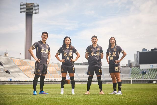 2025 정조대왕 스페셜 유니폼을 입고 사진 촬영에 임하고 있는 수원FC 선수단.(왼쪽부터 이용, 조소현, 윌리안, 밀레니냐) /사진=수원FC