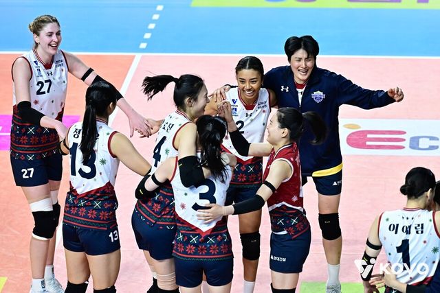 현대건설 선수단이 31일 오후 7시 인천 삼산월드체육관에서 열린 2025-2026 V-리그 4라운드 흥국생명과의 경기 승리 후 환호하고 있다. /사진=KOVO