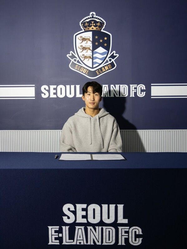 팀과 재계약을 체결한 박창환. /사진=서울 이랜드 FC