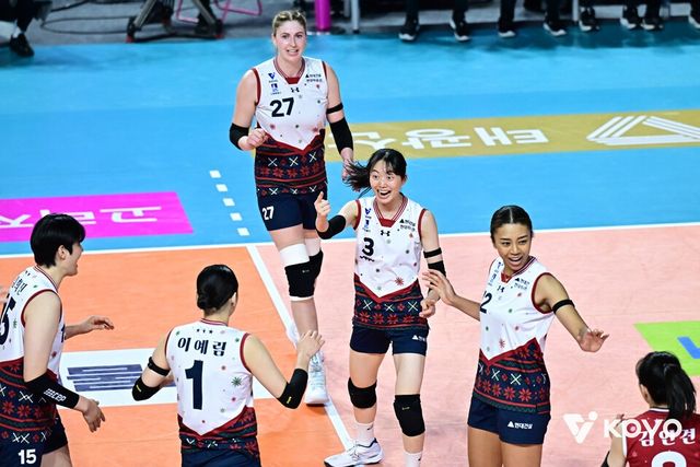 현대건설 선수단이 31일 오후 7시 인천 삼산월드체육관에서 열린 2025-2026 V-리그 4라운드 흥국생명과의 경기에서 득점 이후 환호하고 있다. /사진=KOVO