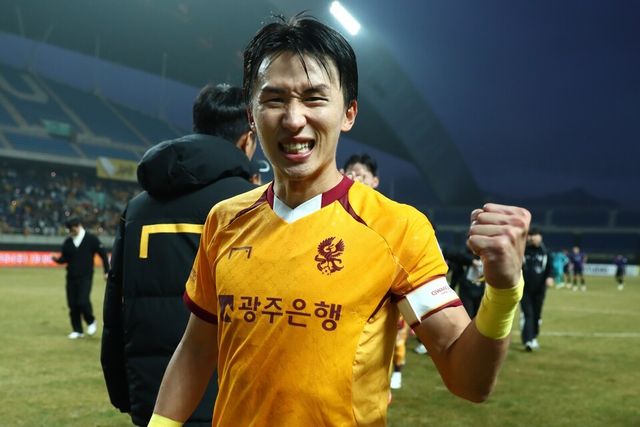 광주FC와 재계약을 체결한 이민기. /사진=광주FC