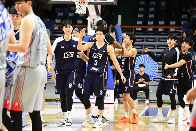 부산KCC 송교창(왼쪽, 9번)과 허웅. /사진=KBL