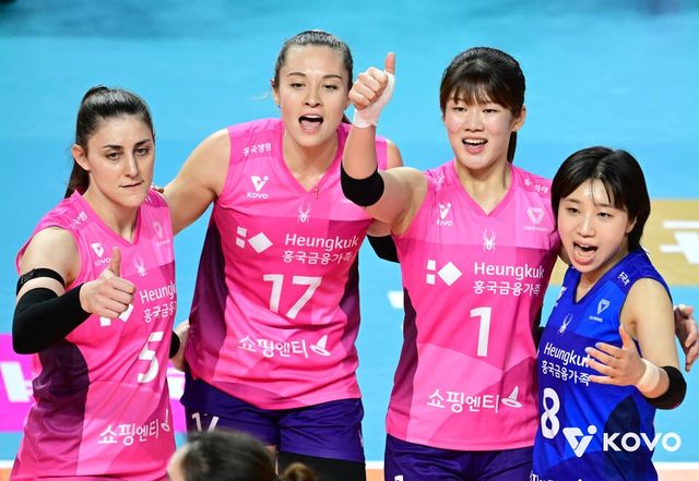 흥국생명 선수단이 14일 오후 7시 인천 삼산월드체육관에서 열린 한국도로공사와의 진에어 2025-2026 V-리그 4라운드 경기에서 득점 이후 환호하고 있다. /사진=KOVO