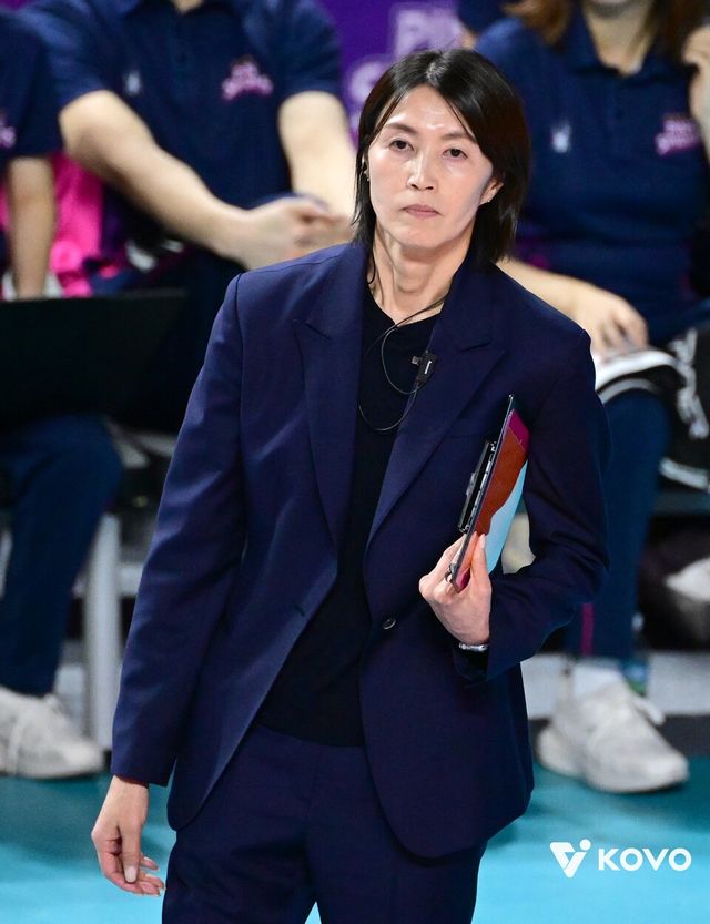 흥국생명 요시하라 토모코 감독이 14일 오후 7시 인천 삼산월드체육관에서 열린 한국도로공사와의 진에어 2025-2026 V-리그 4라운드 경기에서 선수들을 바라보고 있다. /사진=KOVO