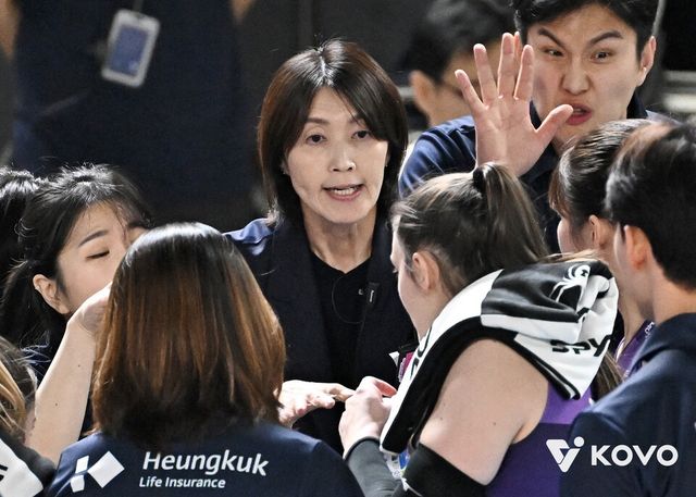 흥국생명 요시하라 토모코 감독이 선수단을 지휘하고 있다. /사진=KOVO