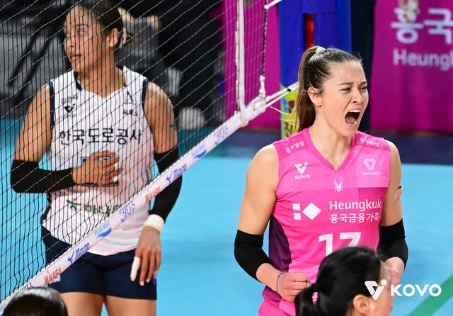 흥국생명 레베카가 지난 14일 인천 삼산월드체육관에서 열린 한국도로공사와의 진에어 2025-2026 V-리그 4라운드 경기에서 득점 이후 포효하고 있다. /사진=KOVO