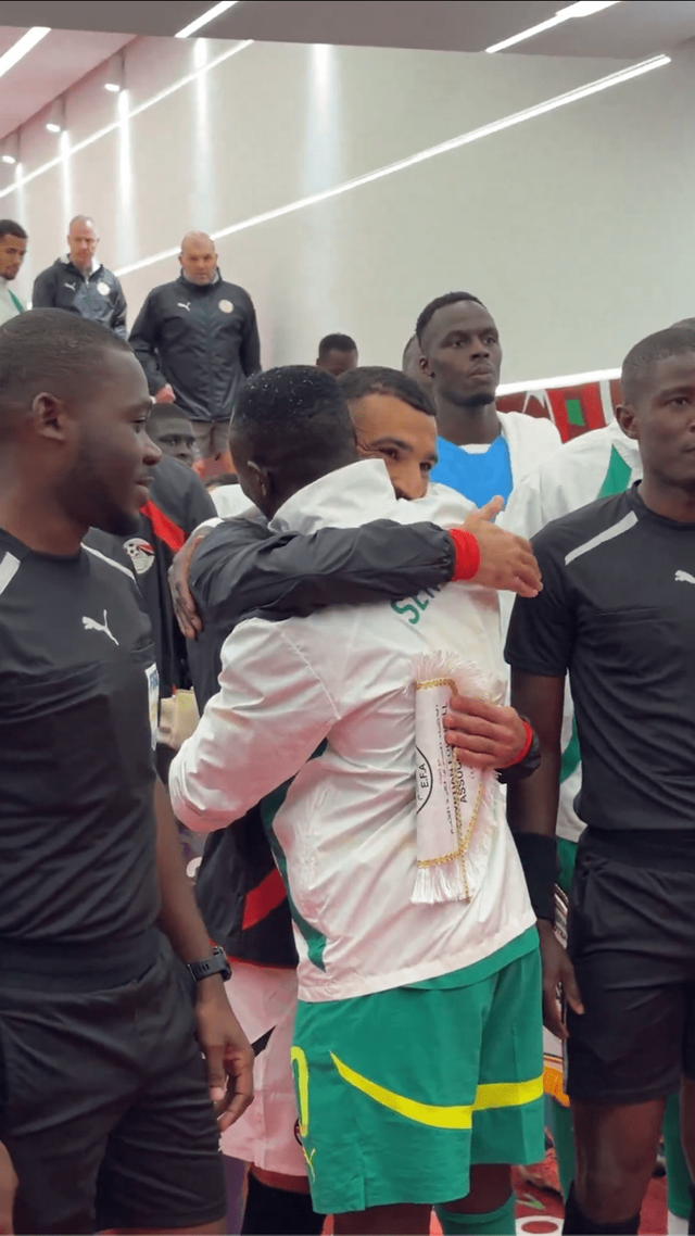 경기 전 터널에서 포옹하고 있는 모하메드 살라와 사디오 마네. /사진=아프리카 네이션스컵 공식 SNS 캡쳐